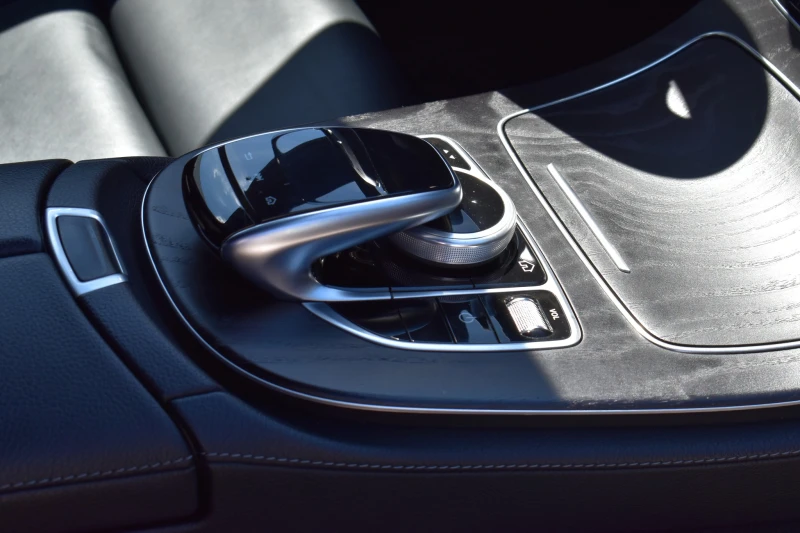 Mercedes-Benz E 220 4MATIC AMG-PACKET* FULL LED* DIGITAL* AMBIENT LIGH, снимка 14 - Автомобили и джипове - 53534909