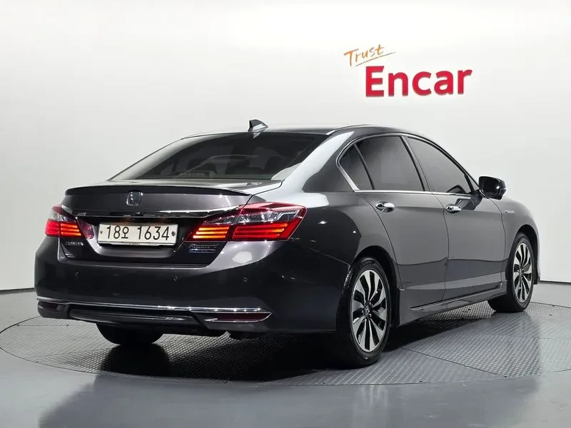 Honda Accord 2.0 Hybrid - САМО 30% АВАНС!, снимка 4 - Автомобили и джипове - 55660036