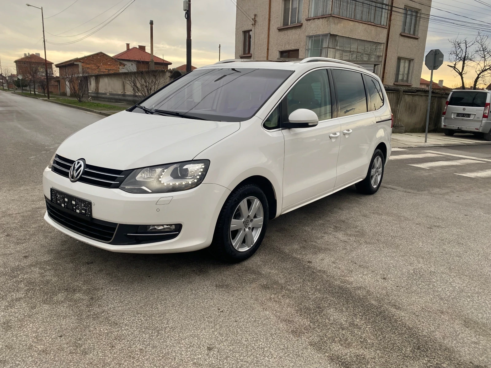 VW Sharan 2.0TDI DSG ЕЛ.ВРАТИ ПЕРФЕКТНО СЪСТОЯНИЕ, снимка 1