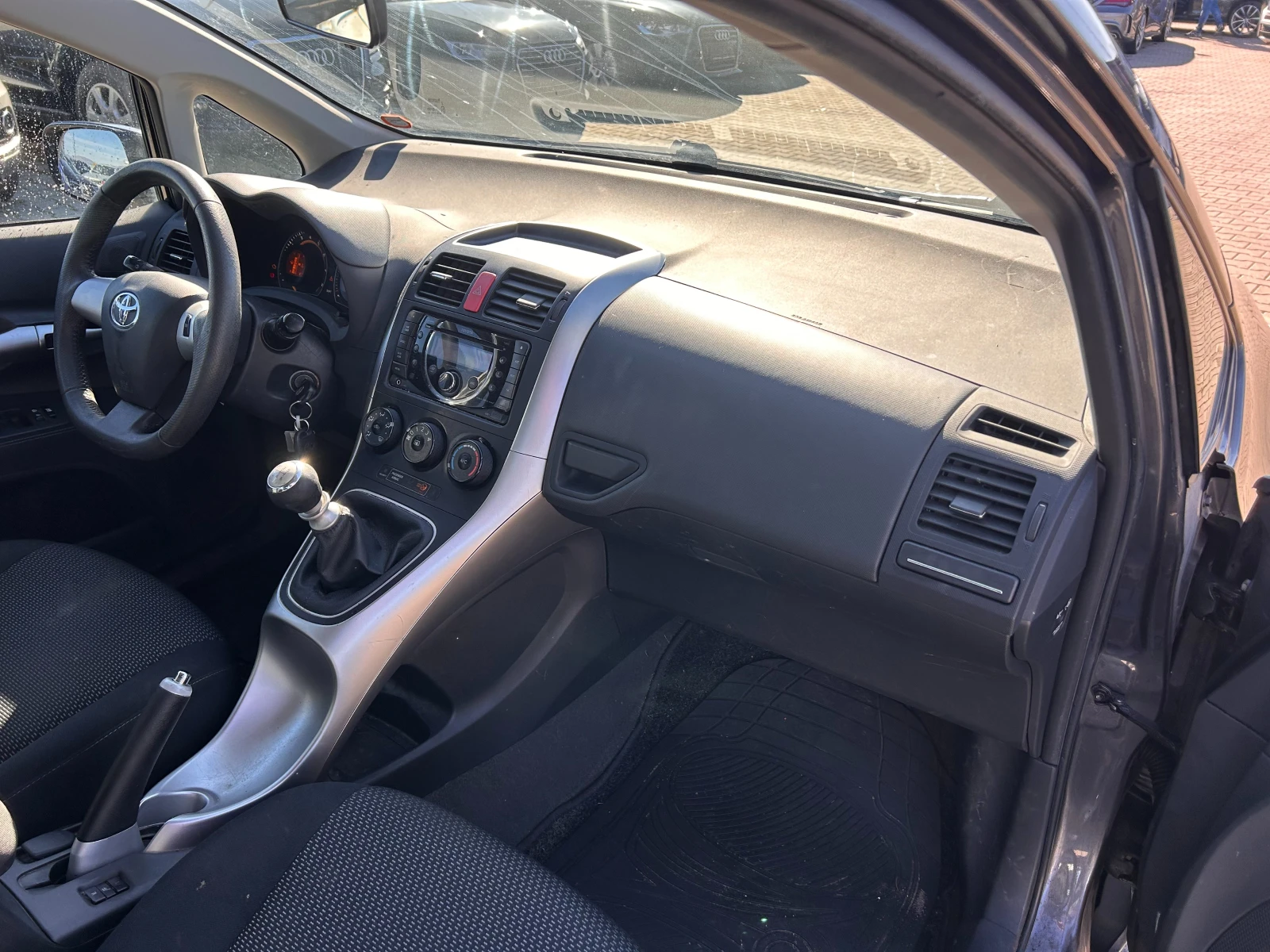 Toyota Auris 1.3i EURO 5 - изображение 10