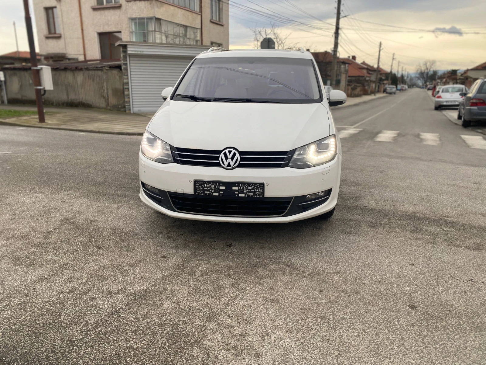 VW Sharan 2.0TDI DSG ЕЛ.ВРАТИ ПЕРФЕКТНО СЪСТОЯНИЕ - изображение 2