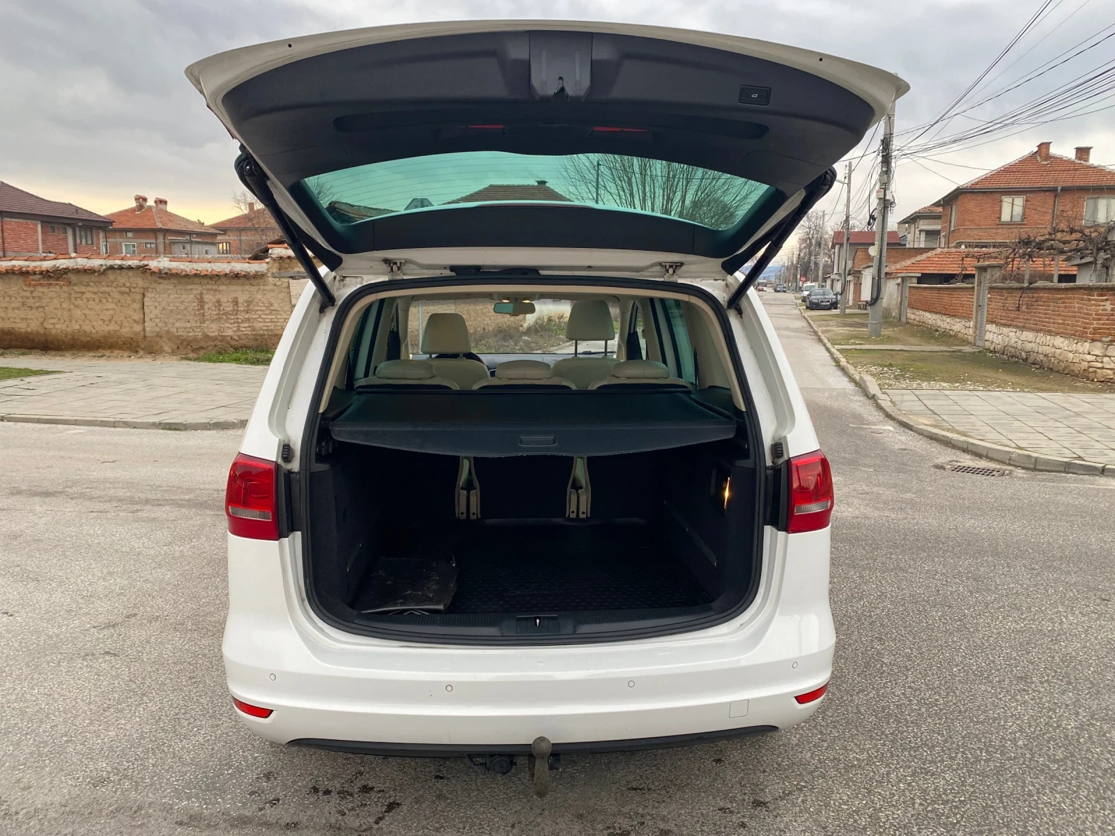 VW Sharan 2.0TDI DSG ЕЛ.ВРАТИ ПЕРФЕКТНО СЪСТОЯНИЕ - изображение 9