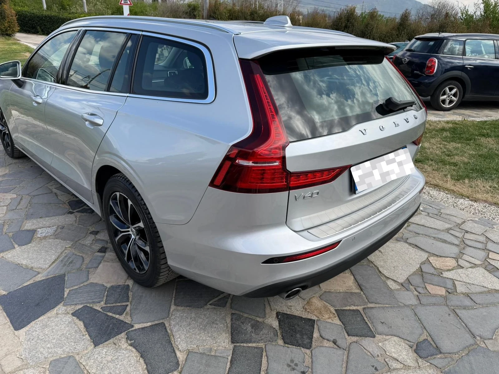Volvo V60 B4 (d) Geartronic R-Design, снимка 4 - Автомобили и джипове - 53847955