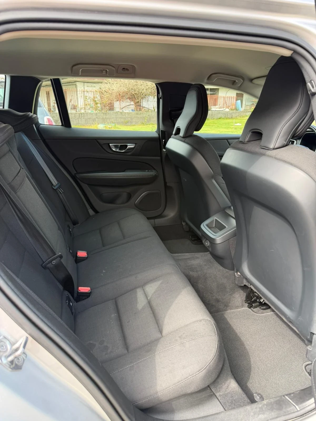 Volvo V60 B4 (d) Geartronic R-Design, снимка 7 - Автомобили и джипове - 53847955