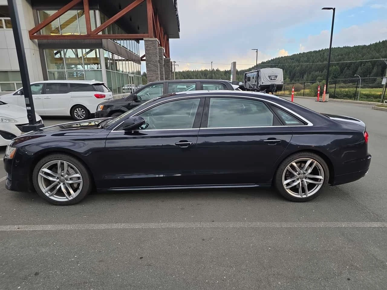 Audi A8 4.0T long / 360 / MATRIX / BOSE / ОБДУХВАНЕ , снимка 2 - Автомобили и джипове - 55782366