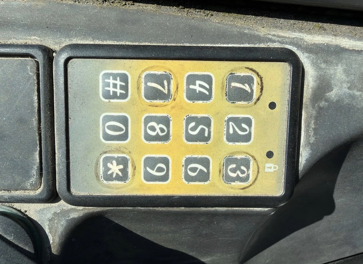 Багер Volvo EC18C, снимка 9 - Индустриална техника - 54543406