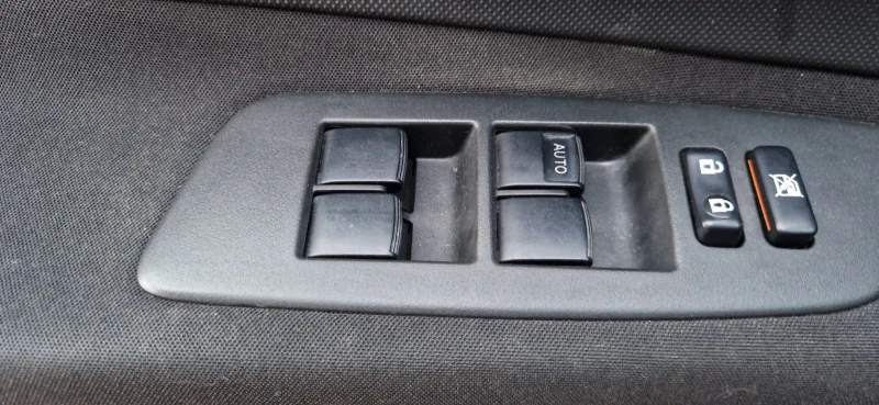 Toyota Auris 2.0 D4D 126, снимка 12 - Автомобили и джипове - 52975751