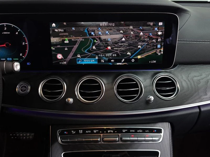 Mercedes-Benz E 220 1.9 Automatic, снимка 13 - Автомобили и джипове - 55837289