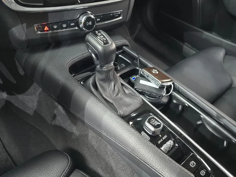 Volvo S90 D4 Momentum, снимка 9 - Автомобили и джипове - 56161117