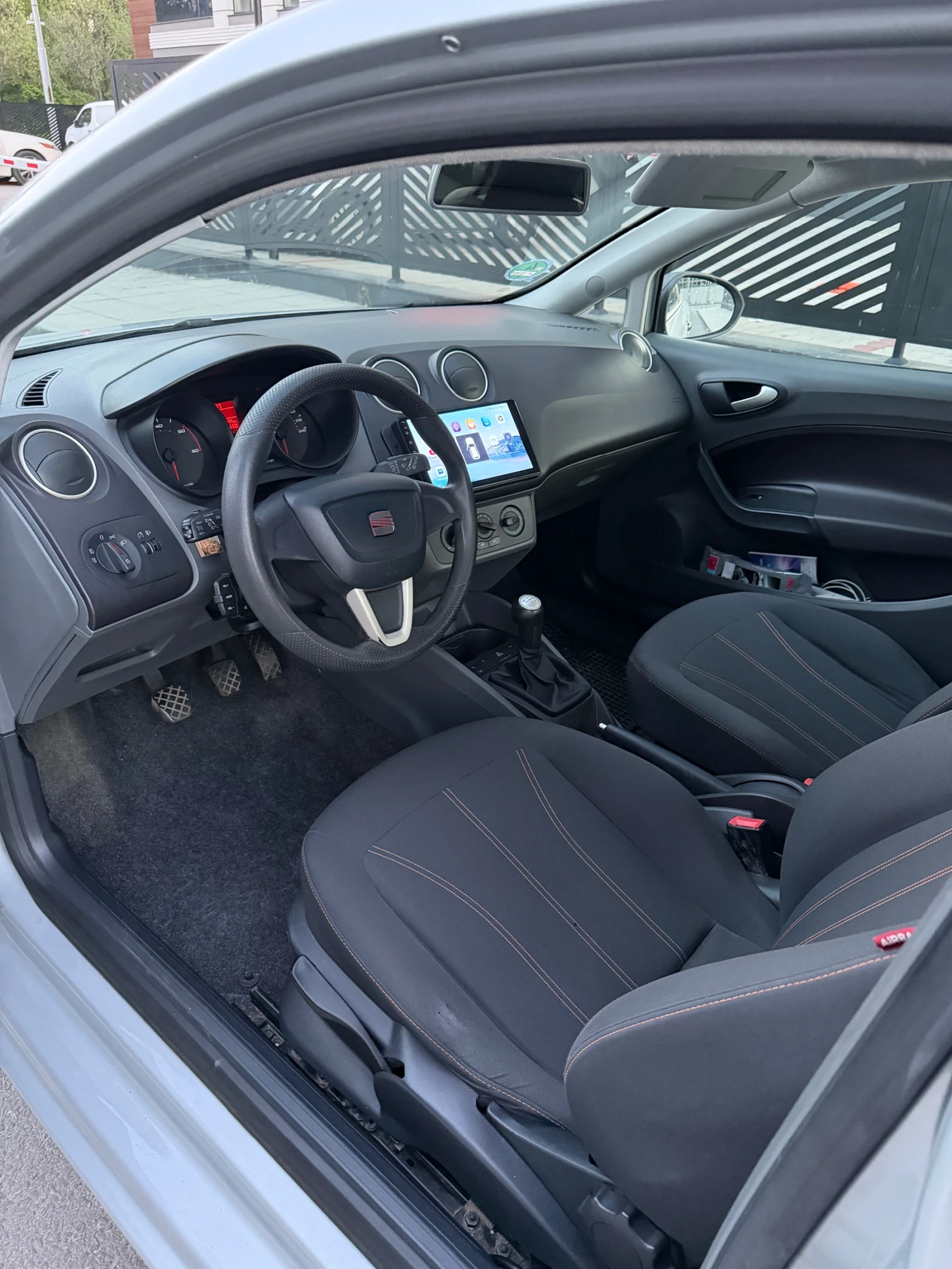 Seat Ibiza 1.2Tdi, снимка 8 - Автомобили и джипове - 54491427
