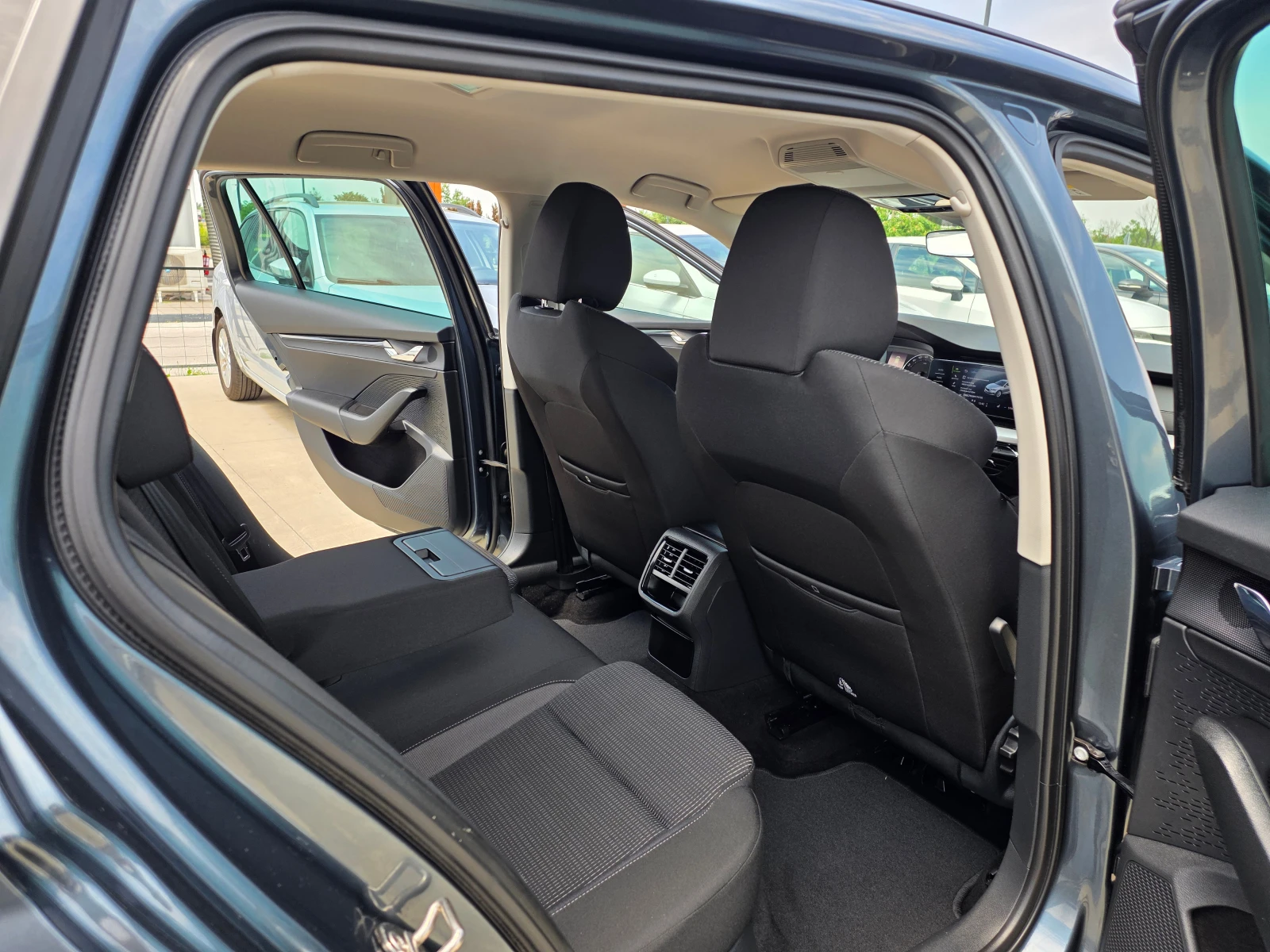 Skoda Octavia 2.0 ТDI-A/T, снимка 10 - Автомобили и джипове - 55133257