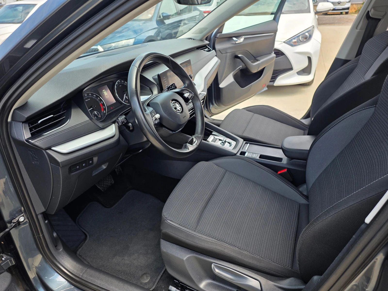 Skoda Octavia 2.0 ТDI-A/T, снимка 13 - Автомобили и джипове - 55133257