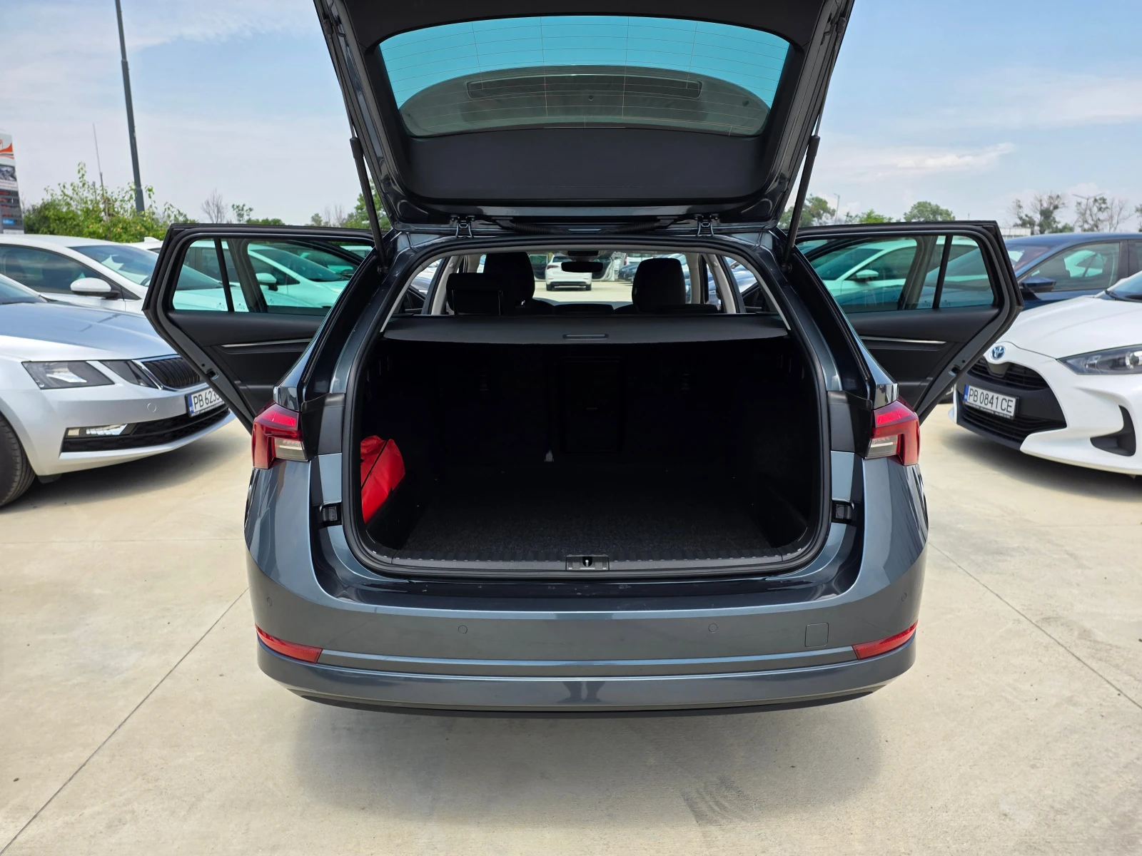 Skoda Octavia 2.0 ТDI-A/T, снимка 11 - Автомобили и джипове - 55133257