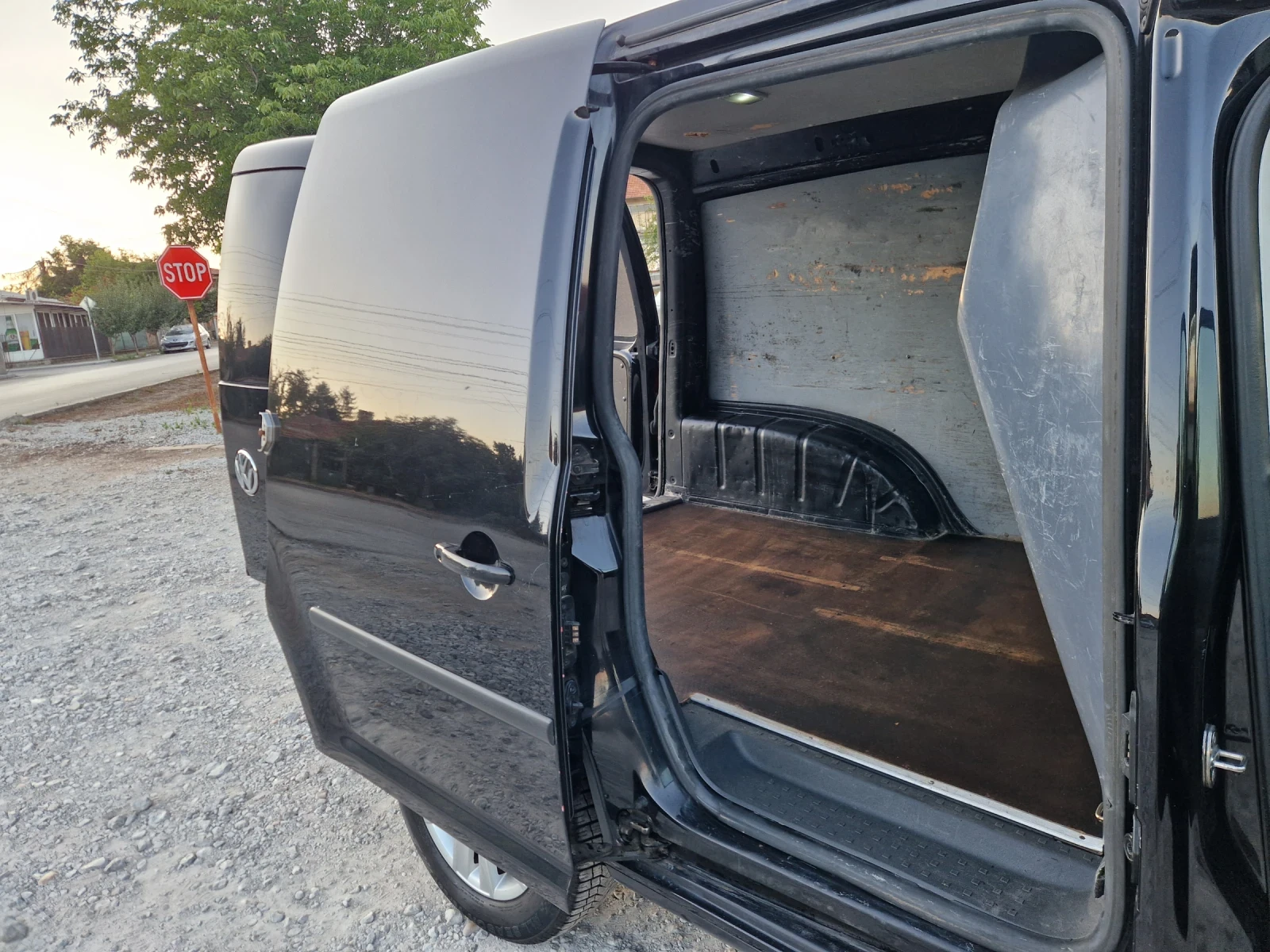 VW Caddy 1.6 TDI, снимка 14 - Автомобили и джипове - 55417157