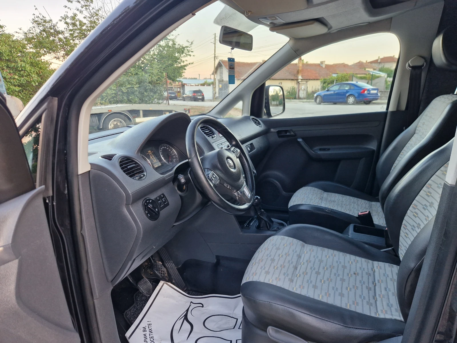 VW Caddy 1.6 TDI, снимка 9 - Автомобили и джипове - 55417157