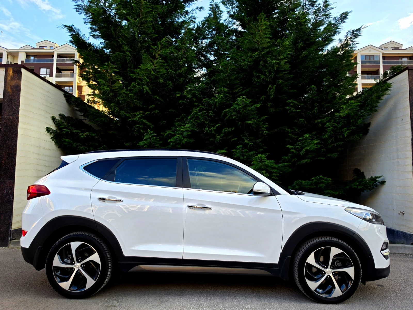 Hyundai Tucson 2.0CRDI* ПАНОРАМА* ПОДГРЕВ* КОЖА* ЕЛ.СЕДАЛКИ* ФУЛ*, снимка 4 - Автомобили и джипове - 54479177