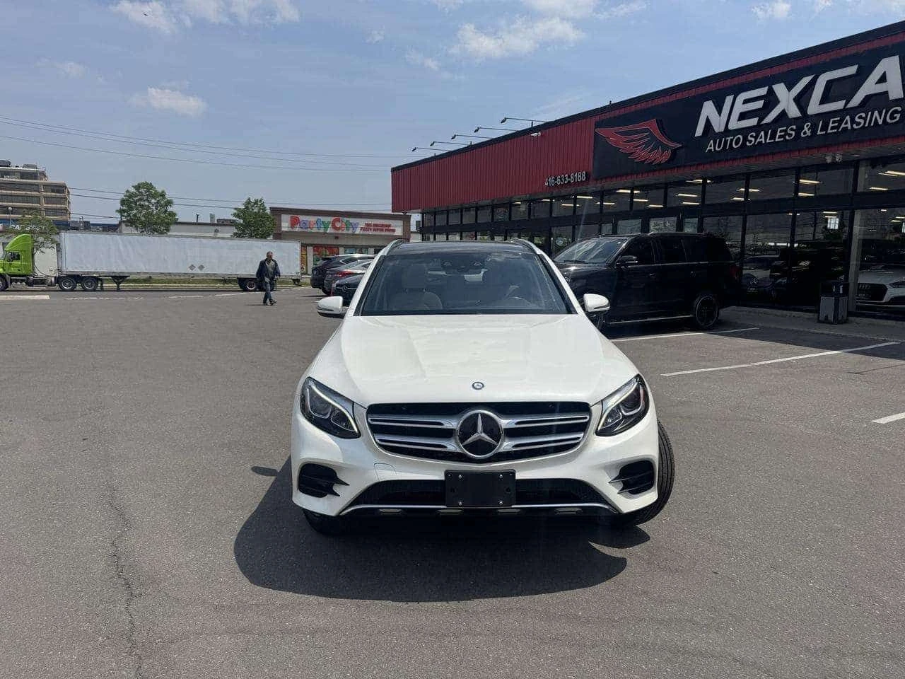 Mercedes-Benz GLC 300 * 4MATIC LEATHER PANO/ROOF NAVI B/SPOT CAMERA , снимка 2 - Автомобили и джипове - 55461139