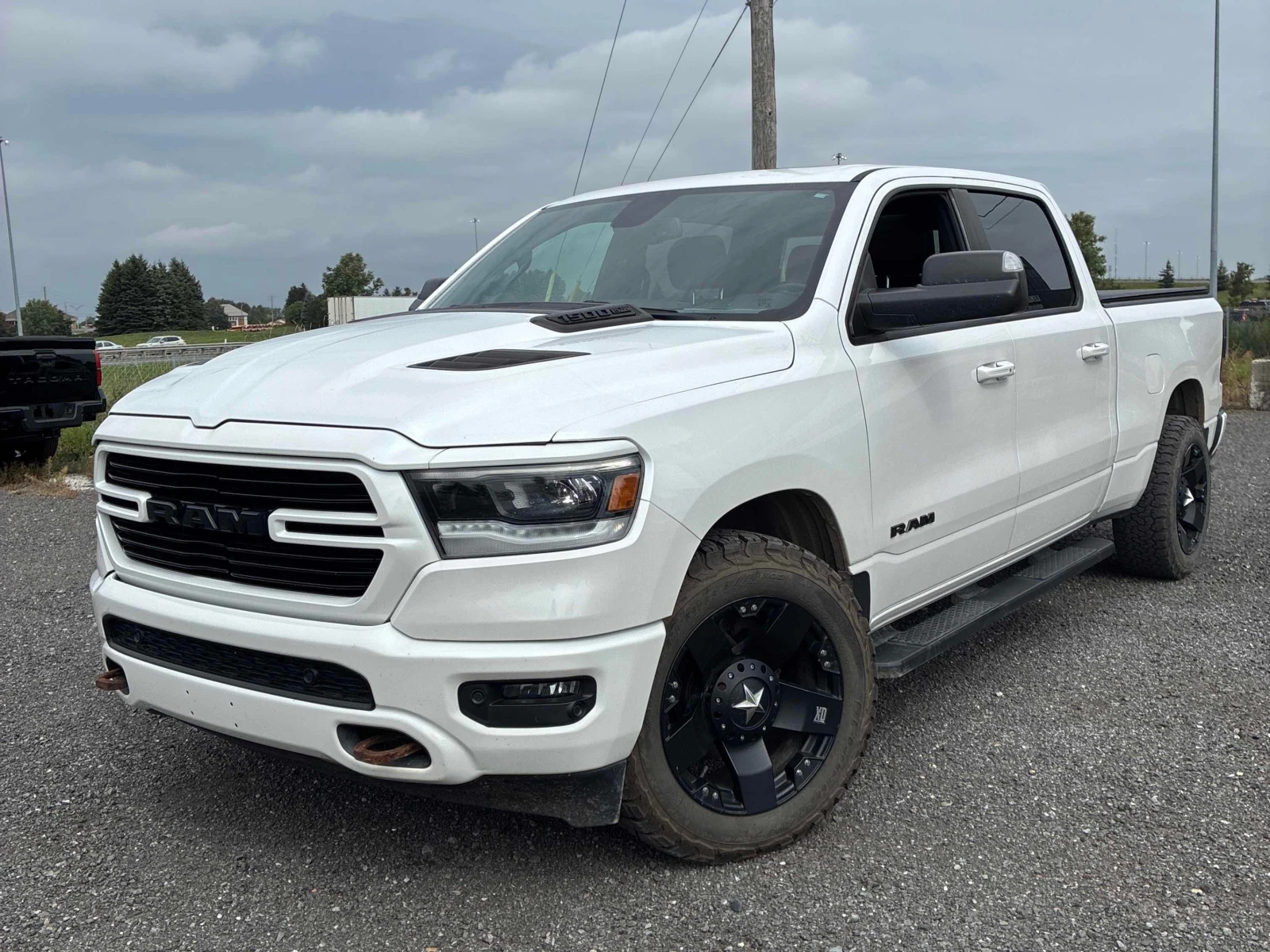 Dodge RAM 1500 * Sport 4x4 Crew Cab 5'7" Box * CARFAX * Ц