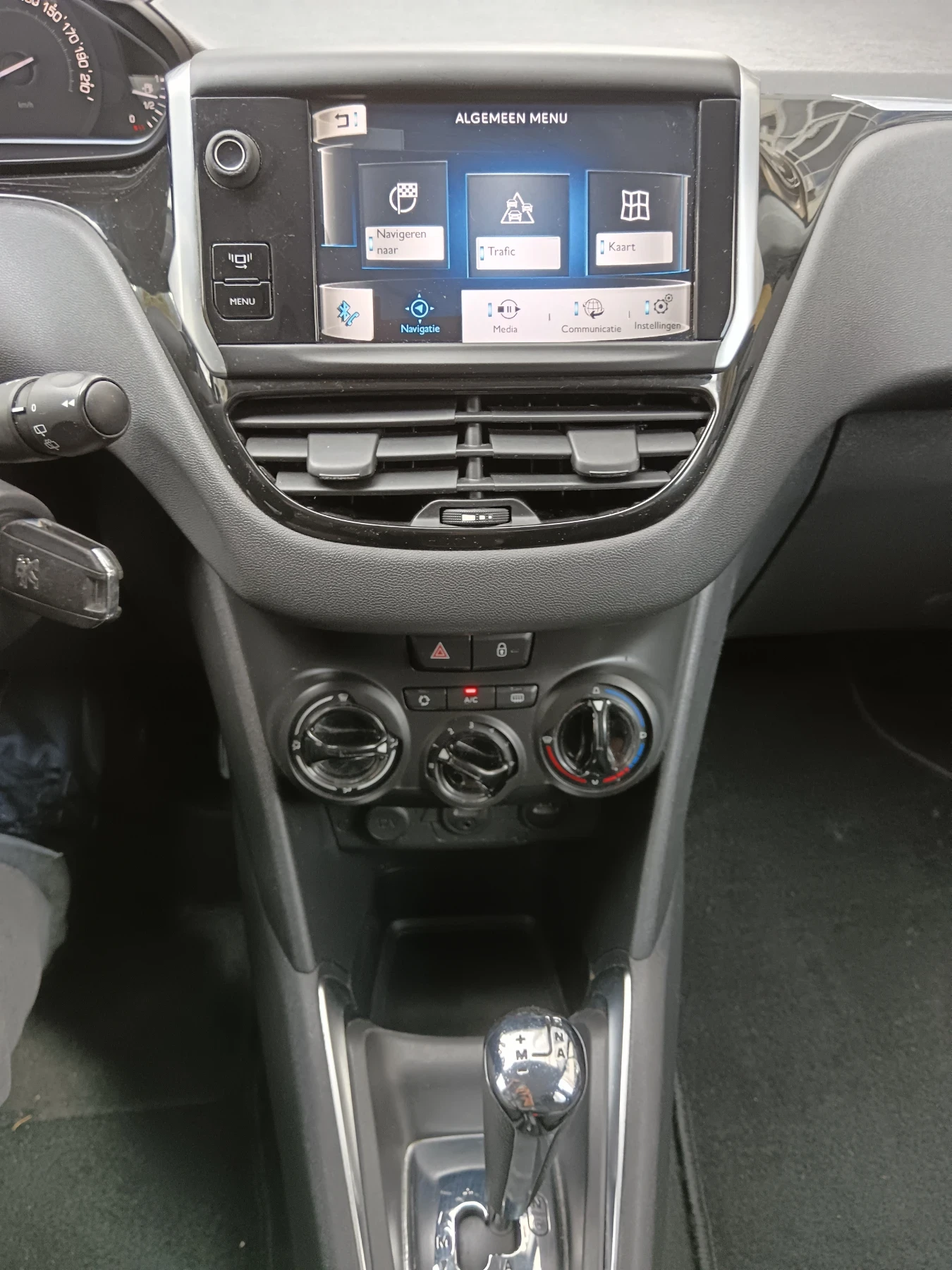 Peugeot 208 1.4 E-HDI, снимка 15 - Автомобили и джипове - 54168632