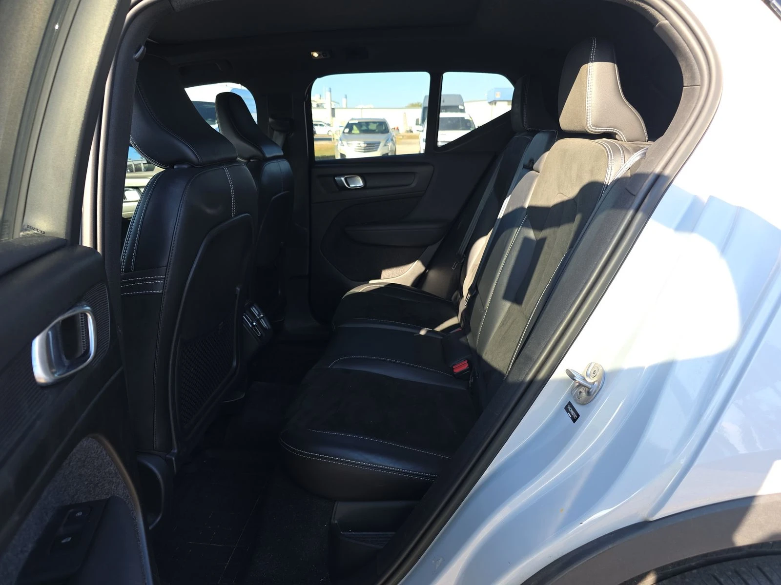 Volvo XC40 T4 R-Design, снимка 13 - Автомобили и джипове - 53728790