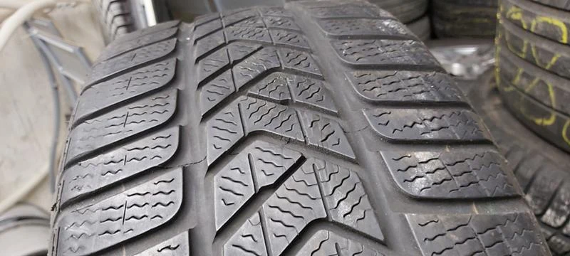 Гуми Зимни 245/40R18, снимка 3 - Гуми и джанти - 32557620