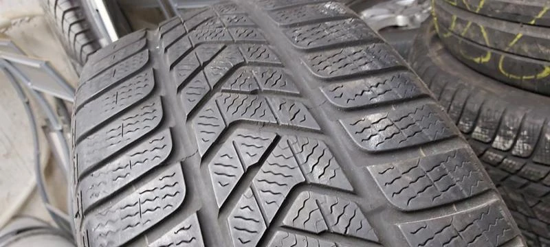 Гуми Зимни 245/40R18, снимка 2 - Гуми и джанти - 32557620