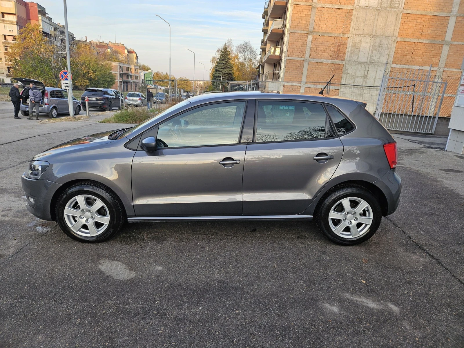 VW Polo 1.6TDI/90КС/АВТОМАТИК/НАВИГАЦИЯ/ОБСЛУЖЕН/ - изображение 5