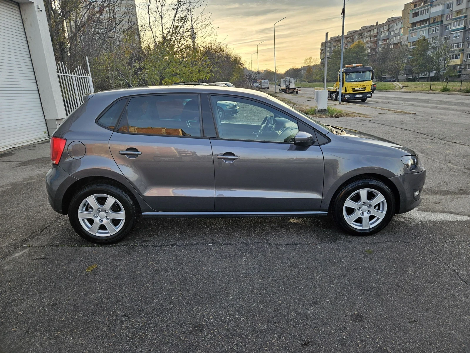 VW Polo 1.6TDI/90КС/АВТОМАТИК/НАВИГАЦИЯ/ОБСЛУЖЕН/ - изображение 4