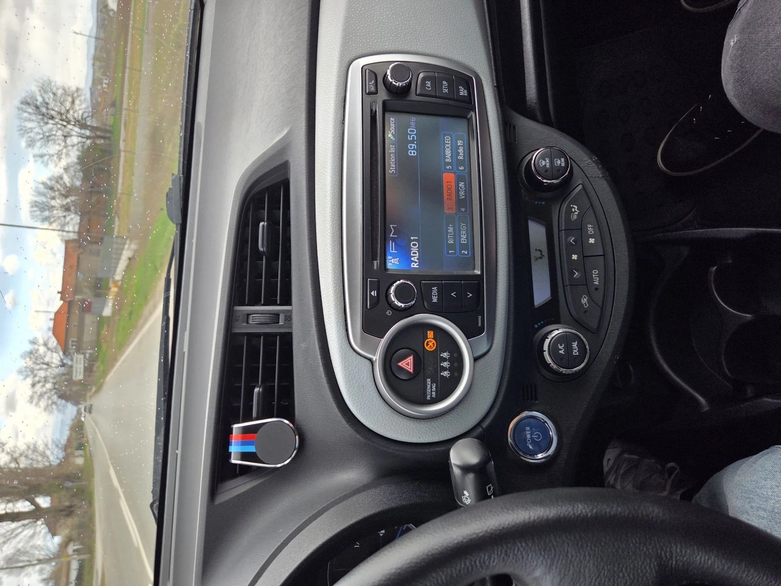 Toyota Yaris 1.5 hybrid , снимка 8 - Автомобили и джипове - 54144976