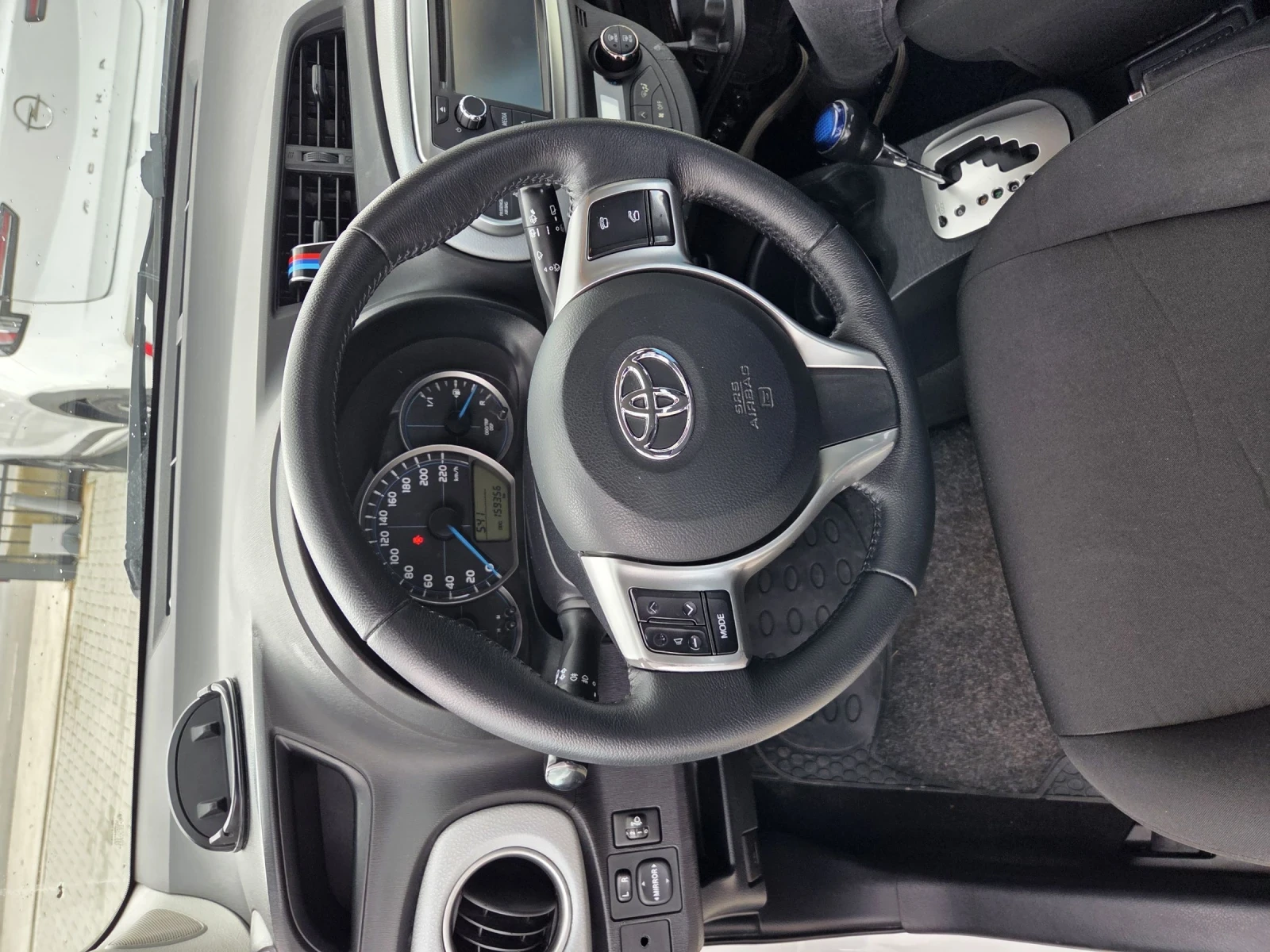 Toyota Yaris 1.5 hybrid , снимка 10 - Автомобили и джипове - 54144976