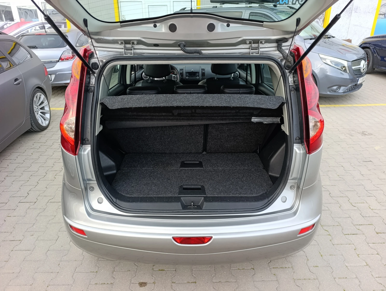 Nissan Note 1.6 tekna Automatic, снимка 12 - Автомобили и джипове - 54743031