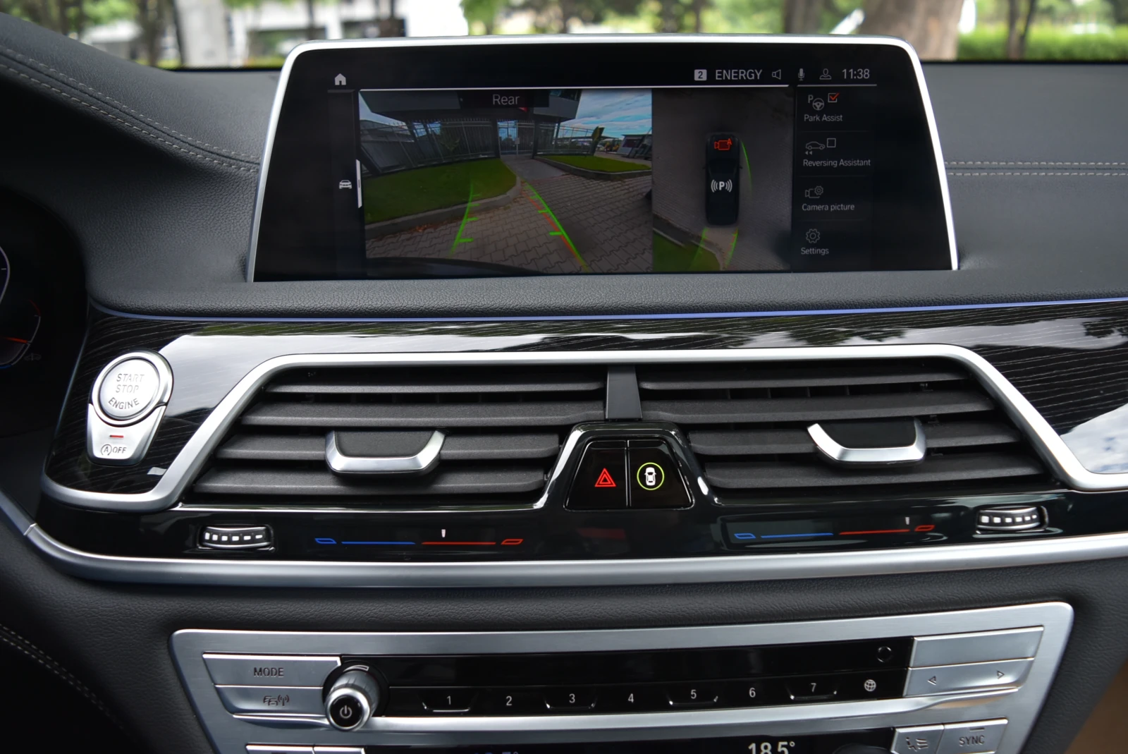 BMW 730 d xDrive * Laser* Headup* Alcantara* Massage* Soft, снимка 16 - Автомобили и джипове - 55141319
