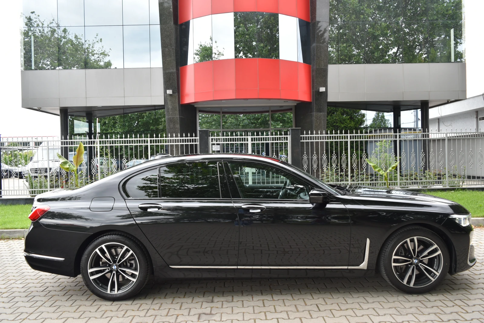 BMW 730 d xDrive * Laser* Headup* Alcantara* Massage* Soft, снимка 6 - Автомобили и джипове - 55141319