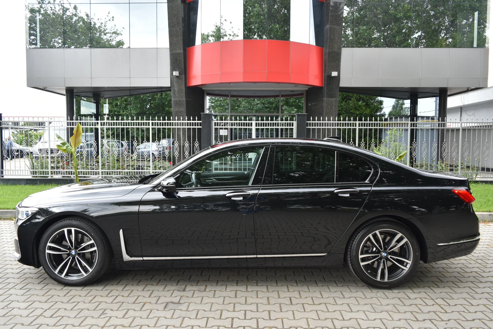 BMW 730 d xDrive * Laser* Headup* Alcantara* Massage* Soft, снимка 3 - Автомобили и джипове - 55141319