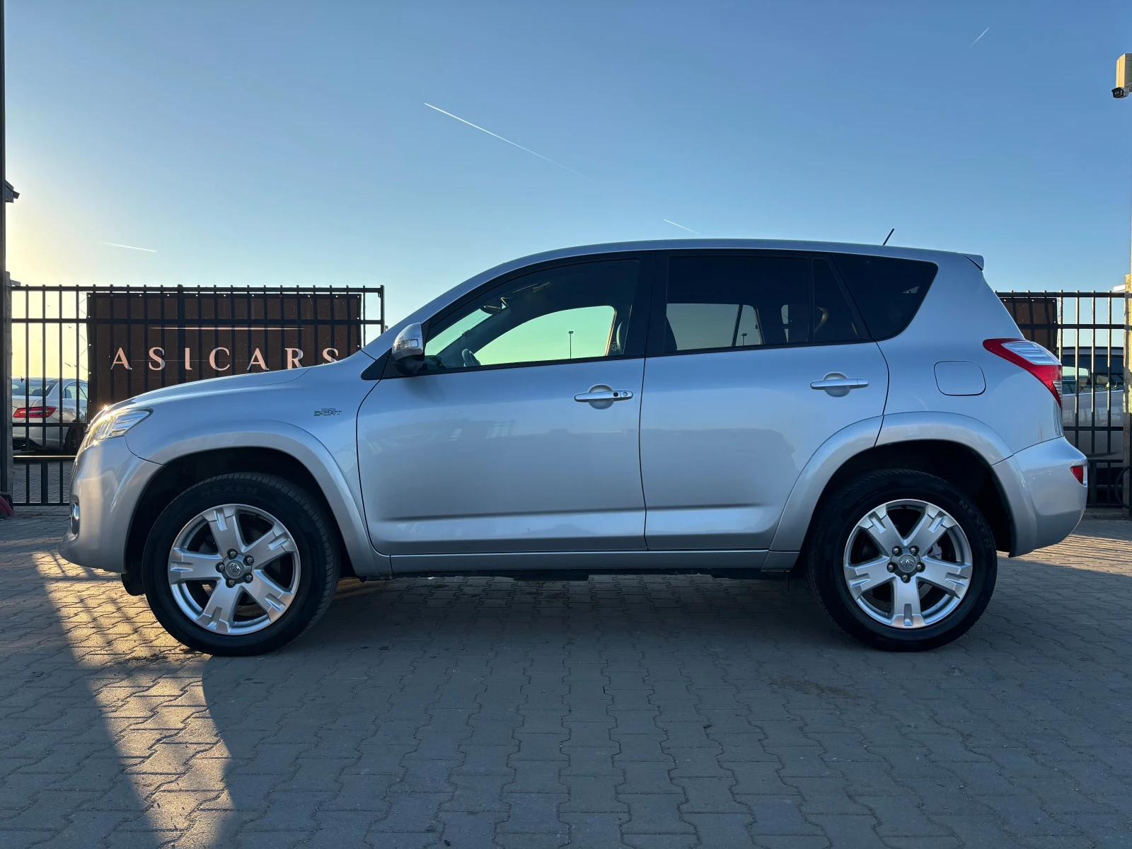 Toyota Rav4 2.2D 4X4 NAVIAUTOMATIC EURO 5A - изображение 2