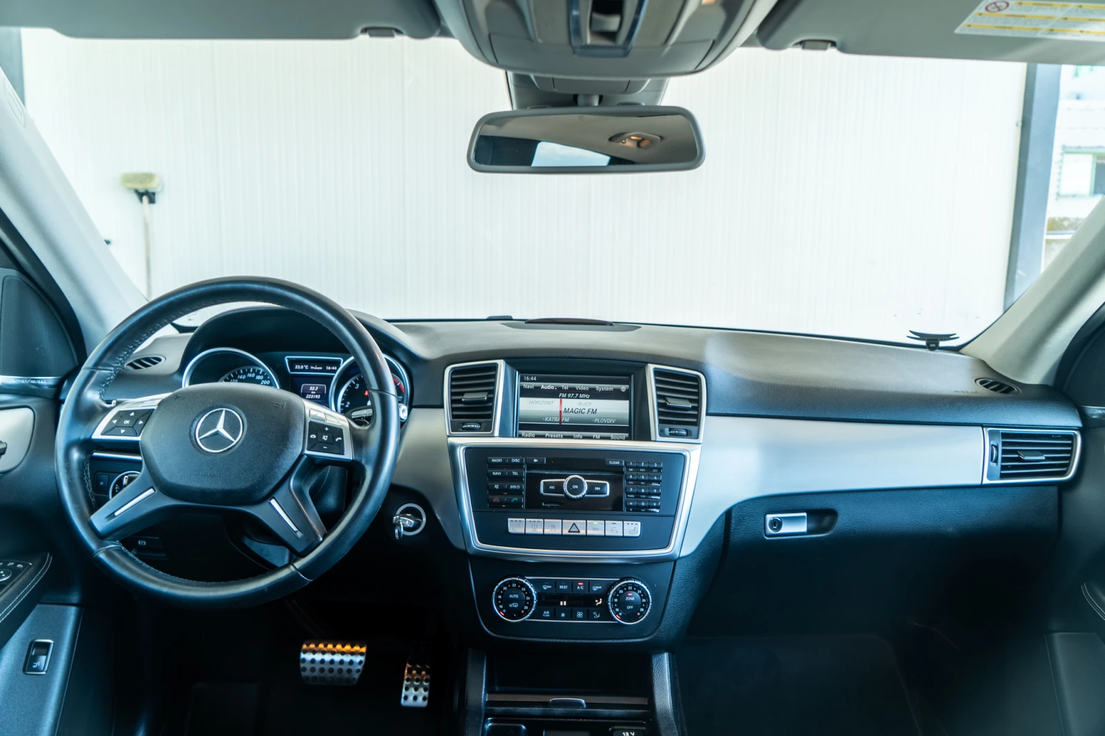 Mercedes-Benz ML 350 D = 4MATIC = FULL = AIRMATIC = ЛИЗИНГ = ГАРАНЦИЯ, снимка 13 - Автомобили и джипове - 55236382