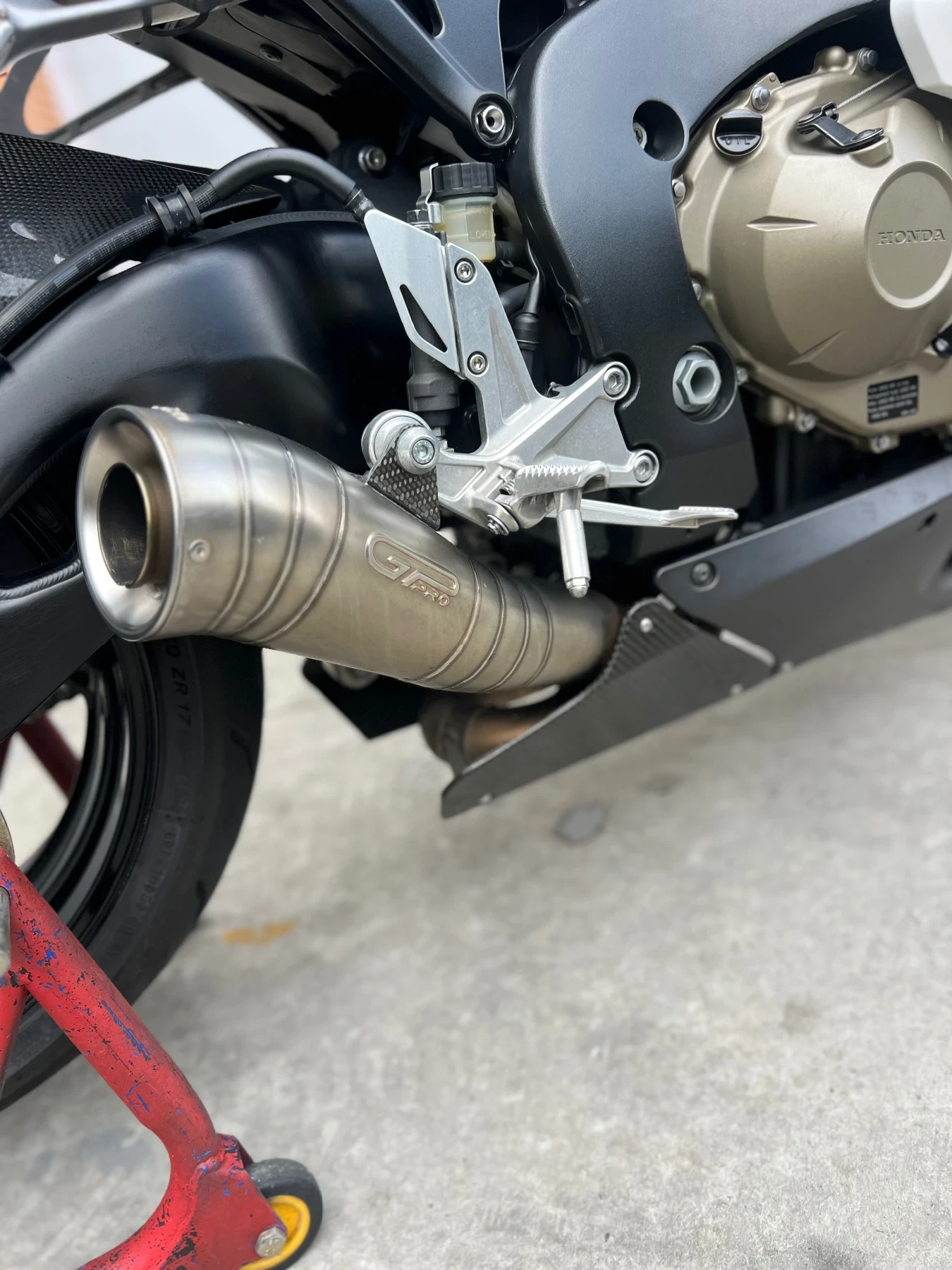 Honda Cbr 1000RR Leovince, снимка 8 - Мотоциклети и мототехника - 54416301