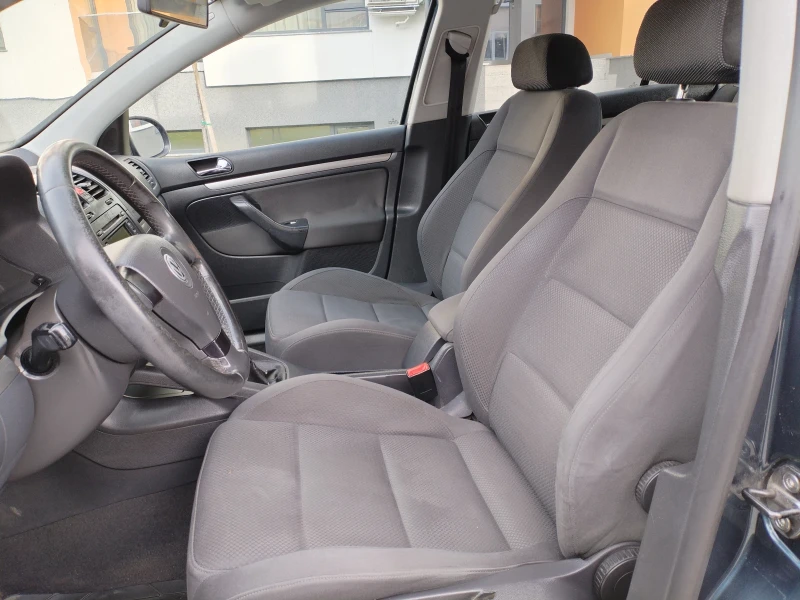 VW Golf 1.9 TDI 90hp Климатроник 4ел.стъкла Халогени , снимка 13 - Автомобили и джипове - 53045049