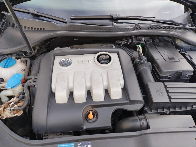 VW Golf 1.9 TDI 90hp Климатроник 4ел.стъкла Халогени , снимка 17 - Автомобили и джипове - 53045049