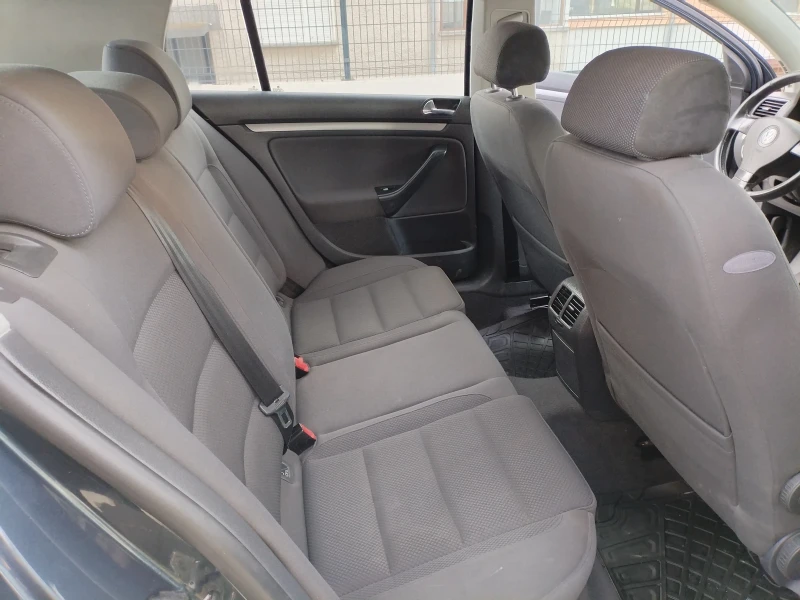 VW Golf 1.9 TDI 90hp Климатроник 4ел.стъкла Халогени , снимка 16 - Автомобили и джипове - 53045049