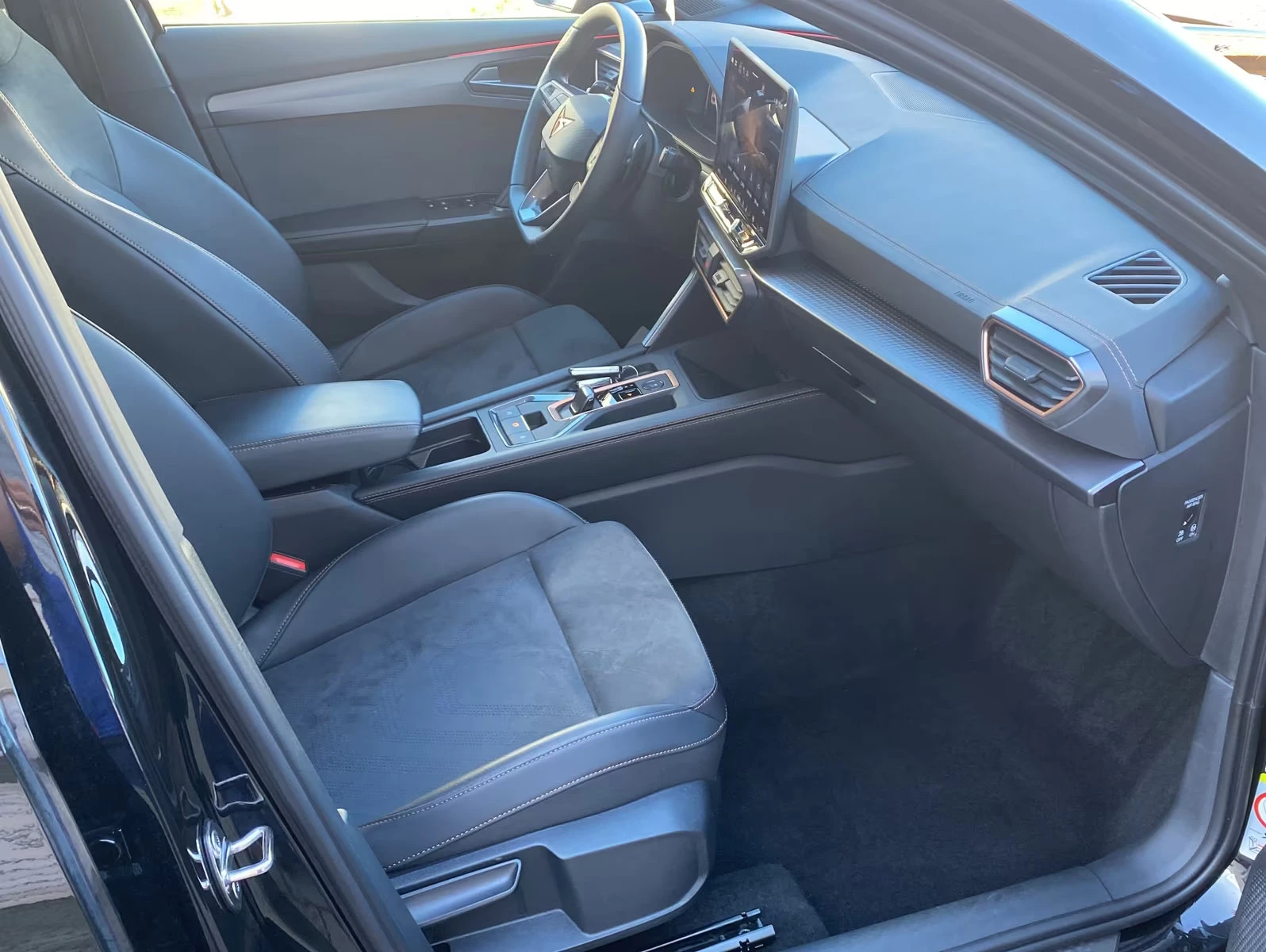 Cupra Formentor 2.0TSI/333HP/VZ/DSG/4DRIVE/CAM/MEMO/CPLAY/387q, снимка 9 - Автомобили и джипове - 54831509
