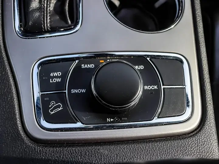 Jeep Grand cherokee Altitude 4x4/CarPlay/Blind Spot/ПАНОРАМА/CARFAX, снимка 13 - Автомобили и джипове - 55173846