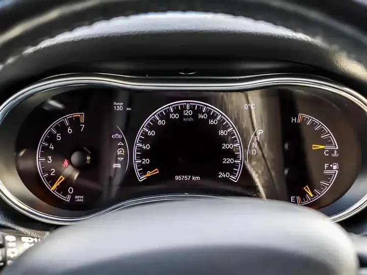 Jeep Grand cherokee Altitude 4x4/CarPlay/Blind Spot/ПАНОРАМА/CARFAX, снимка 10 - Автомобили и джипове - 55173846