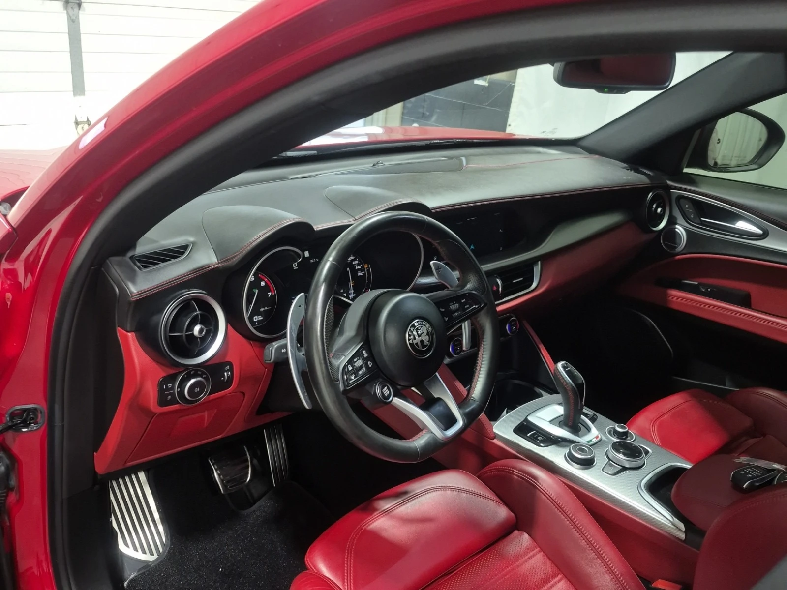 Alfa Romeo Stelvio Ti Sport* AWD* ПОДГРЕВ* М.ТОЧКА* ПАНО, снимка 9 - Автомобили и джипове - 56197216