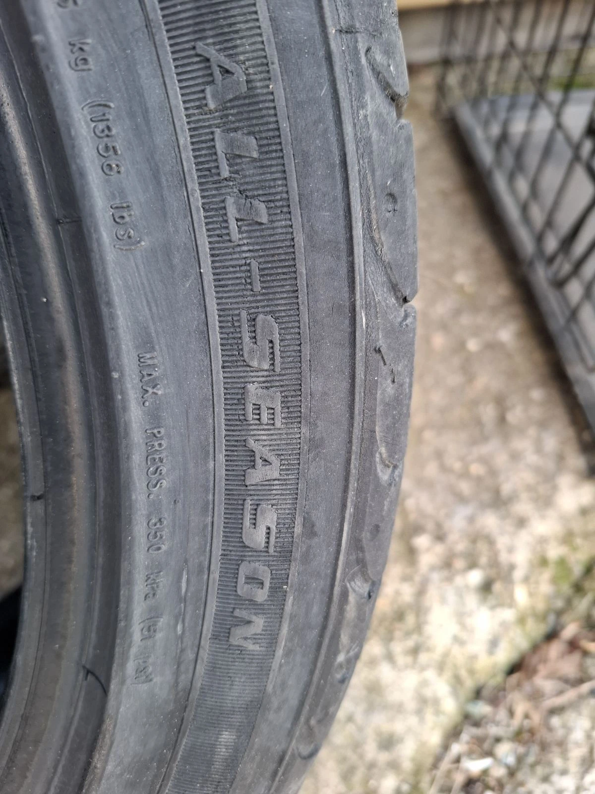 Гуми Всесезонни 235/40R18, снимка 5 - Гуми и джанти - 54045597