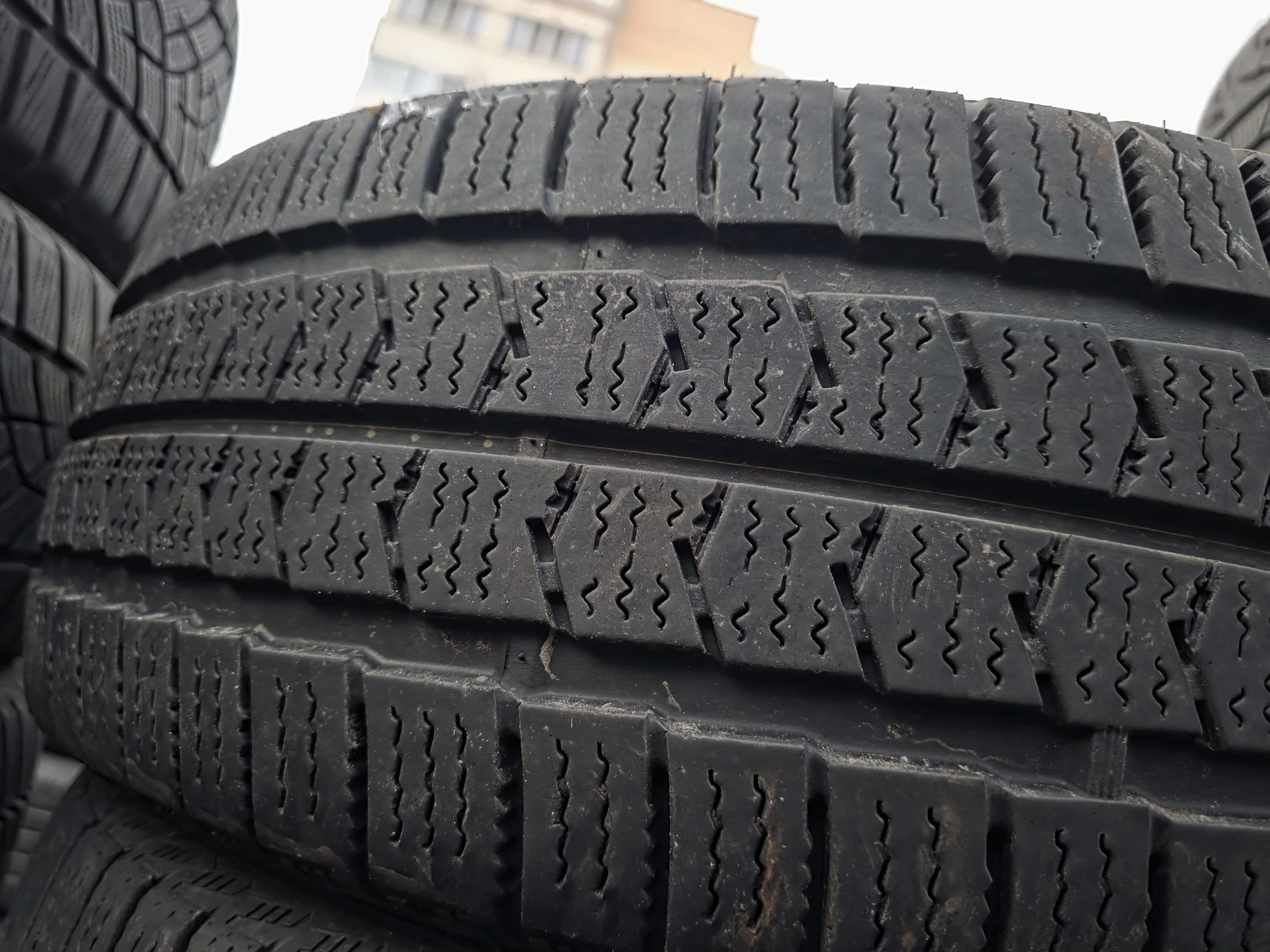 Гуми Зимни 215/65R16, снимка 2 - Гуми и джанти - 56725935