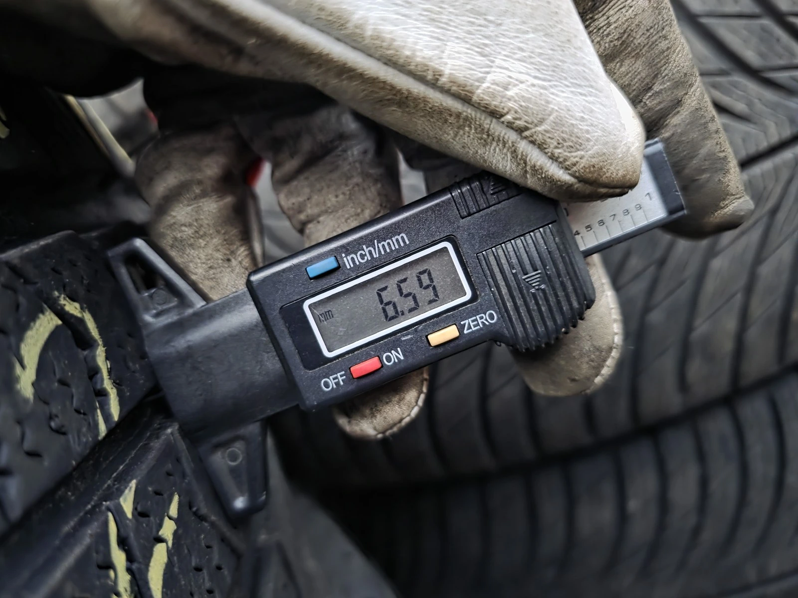 Гуми Зимни 215/65R16, снимка 5 - Гуми и джанти - 56725935