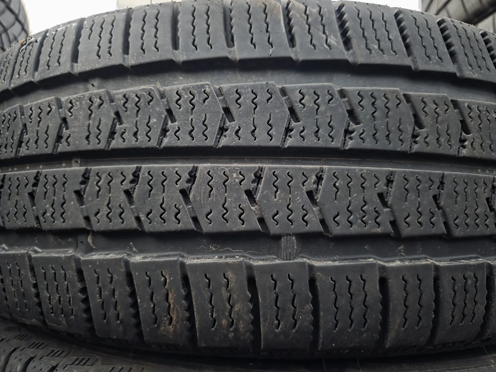 Гуми Зимни 215/65R16, снимка 4 - Гуми и джанти - 56725935