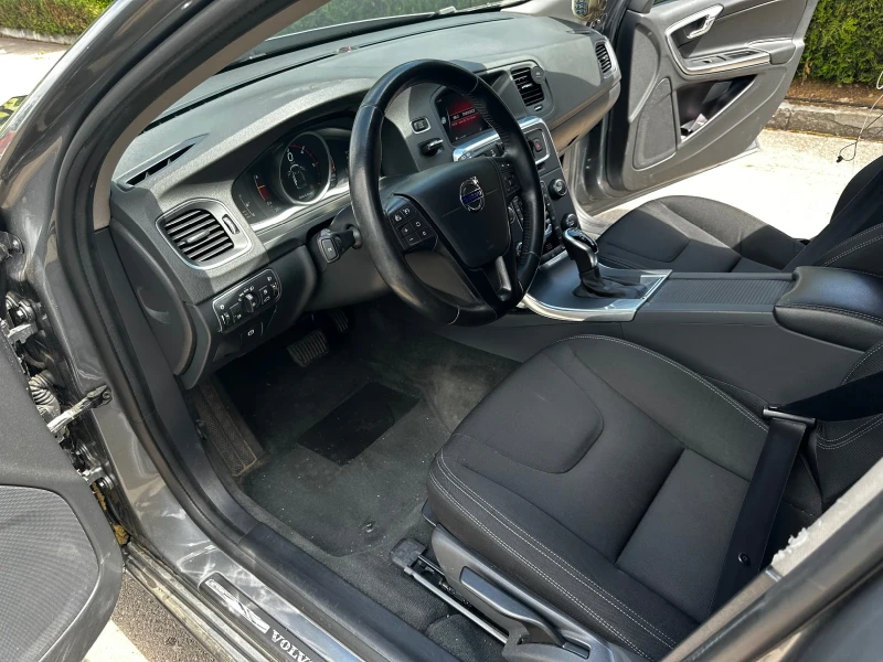 Volvo V60, снимка 8 - Автомобили и джипове - 52264610