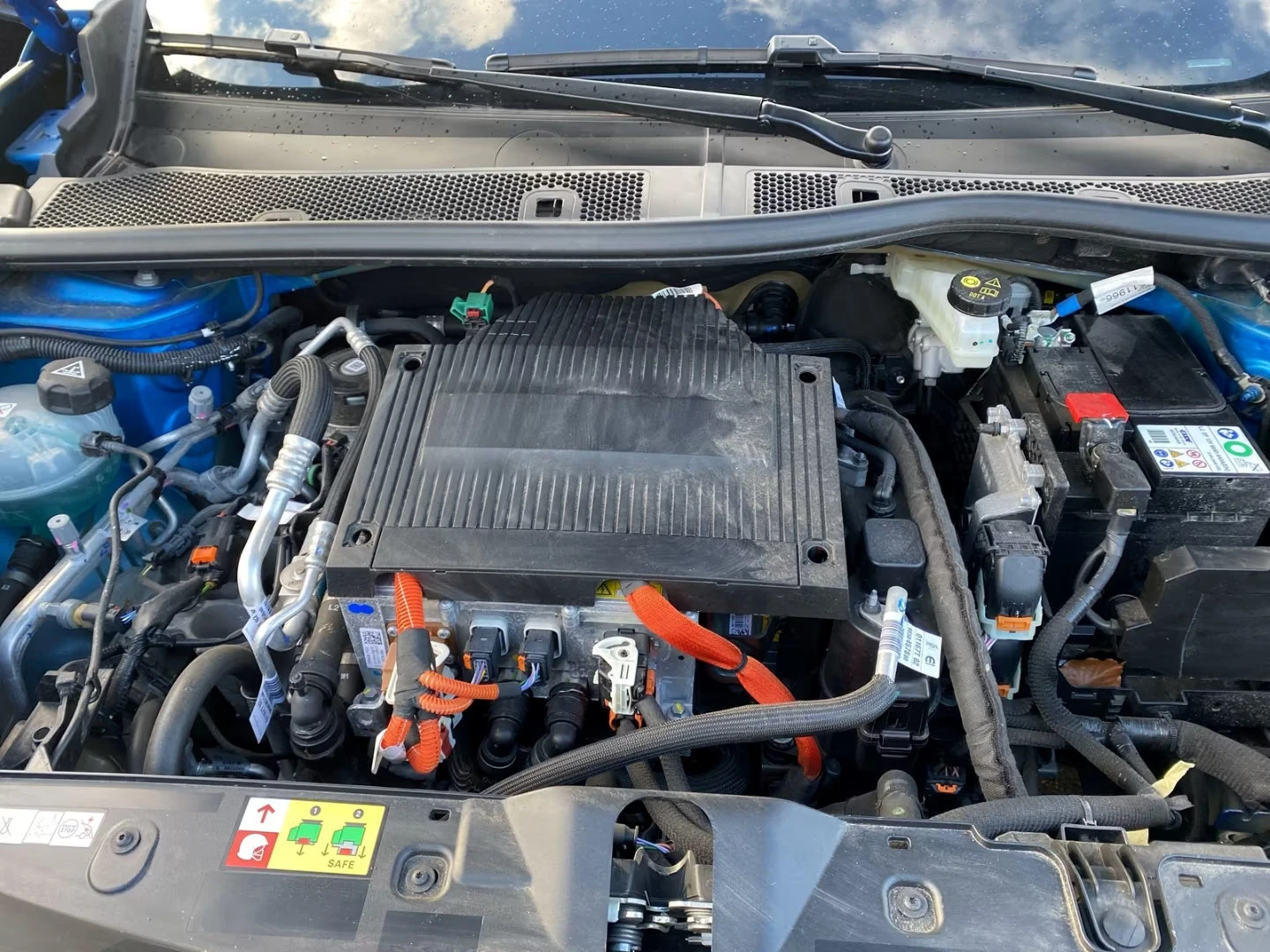 Peugeot 2008 e-GT/136HP/FACELIFT/CAM/CPLAY/DIGI/LED/NAVI/257q, снимка 15 - Автомобили и джипове - 54426913